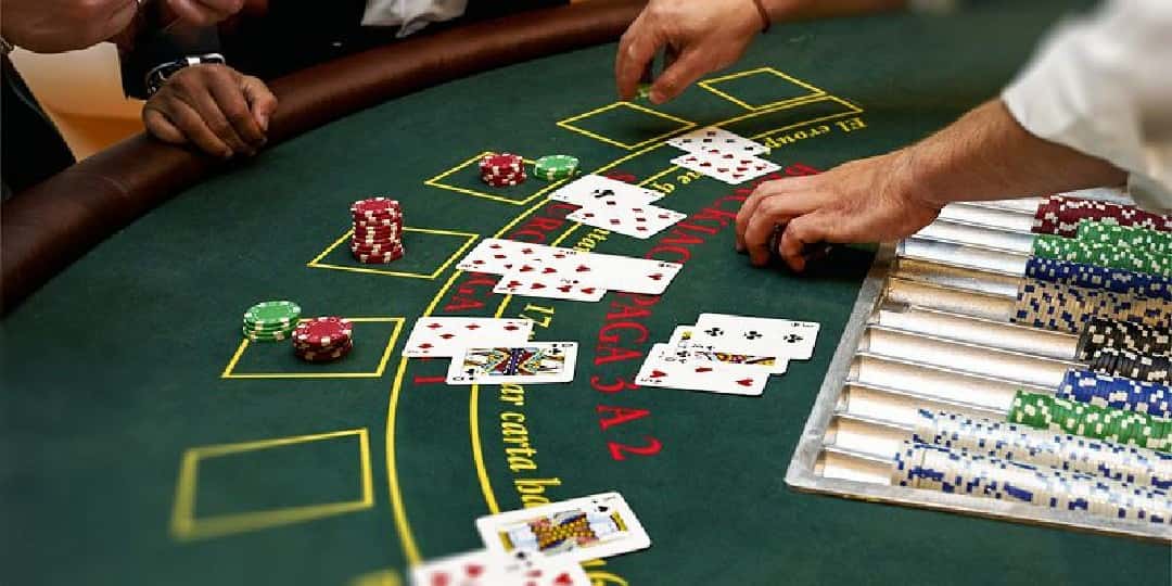 Mỗi ván bài Poker đều phải trải qua 4 vòng chơi cược