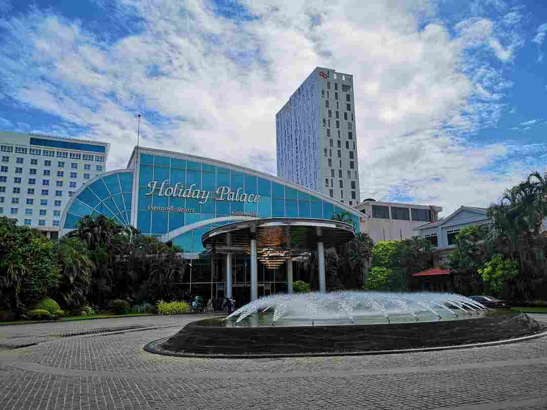 Khu nghỉ dưỡng Holiday Palace với nhiều dịch vụ cao cấp